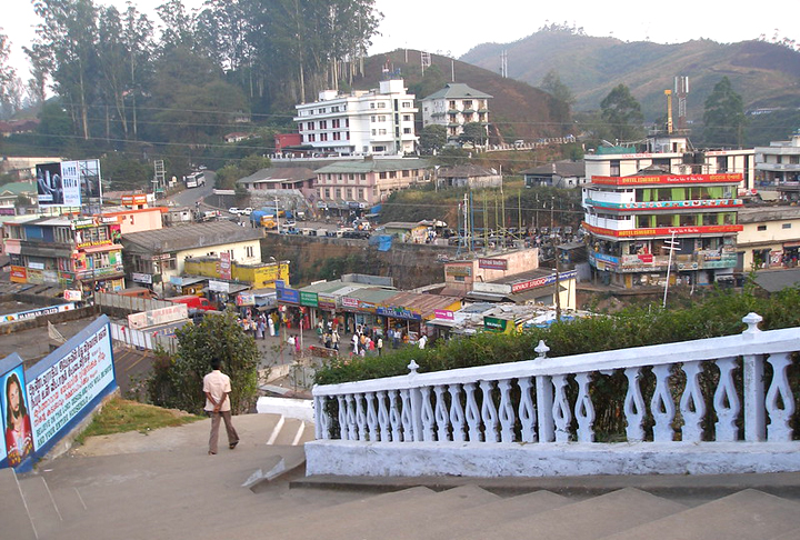  Munnar, Índia: É uma estação de montanha localizada no estado de Kerala, no sul da Índia. Situada nas Western Ghats, é conhecida por suas exuberantes plantações de chá, montanhas cobertas de verde e cachoeiras deslumbrantes.