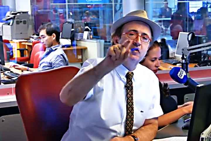 Logo no início da edição, o apresentador interrompeu a abertura e disse: “Eu vou encurtar essa abertura porque a minha voz não tá permitindo.” 
