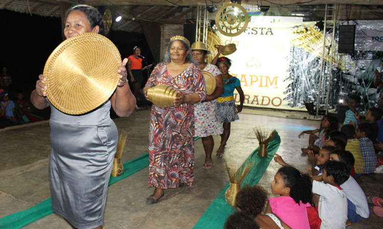 Artesanato em capim dourado - Tocantins - O capim dourado, único da região do Jalapão, é utilizado na confecção de bolsas, adornos e peças decorativas, dando um brilho especial devido à sua tonalidade dourada. Este material é cuidadosamente extraído e trabalhado pelas mãos habilidosas de artesãos locais.