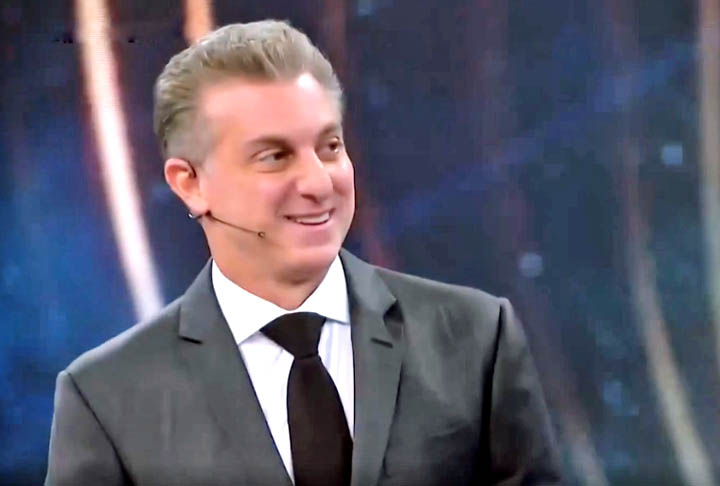 Entretanto, uma regra curiosa precisou ser atendida pelos convidados da festa de aniversário de Luciano, muito querido no meio artístico. Logo na entrada, havia um aviso pedindo que os momentos vividos ali não fossem compartilhados nas redes sociais a fim de preservar a intimidade da celebração.
