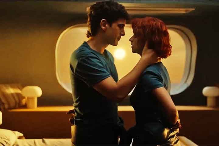 Eles anteciparam a estreia com cenas instigantes e uma atmosfera imersiva que lembra universos distópicos e competições psicológicas. 
