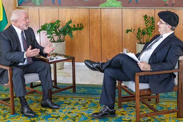 No fim de agosto de 2025, ele entrevistou com exclusividade o presidente Lula no programa O É da Coisa.