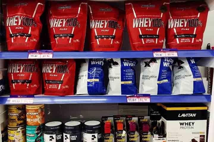 Seu uso, porém, inspira cuidados. Confira, então, coisas importantes a saber sobre essa complementação, como seus prós e contras. Primeiro, vamos entender o que é o whey protein e de onde surgiu.