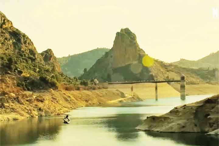 Equipado com academia high-tech, spa, restaurante sofisticado, quadra de basquete cenográfica, jardim zen, bar de coquetéis e até um consultório de psicologia, o abrigo é um microcosmo que simula privilégios extremos e isola seus habitantes da catástrofe mundial.
