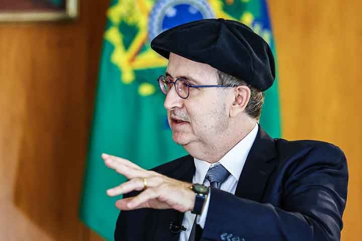 José Reinaldo Azevedo e Silva, conhecido como Reinaldo Azevedo,  é um dos nomes mais famosos do jornalismo político no Brasil. Seu estilo é marcado pelo tom crítico e com forte presença em diferentes meios de comunicação.
