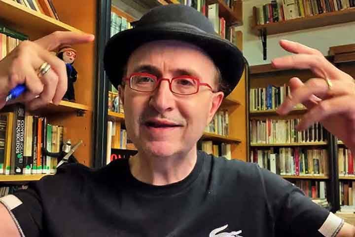 “Não é nada grave, não há indicação de câncer”, afirmou, tranquilizando seus ouvintes. 
