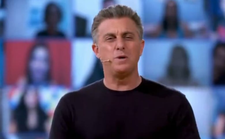 No fim de agosto, Luciano Huck relembrou as últimas semanas de vida da cantora Preta Gil, que morreu em julho devido a complicações de um câncer no intestino. e se emocionou ao falar sobre ela junto com Gilberto Gil.