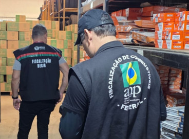 Centenas de litros de óleo lubrificante falsificado para uso em motocicletas foram apreendidos em Aquiraz, no Ceará, em ação do Decon com a ANP 