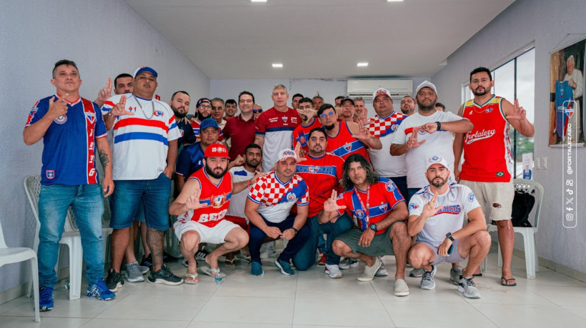 Representantes de diversas torcidas organizadas do Fortaleza foram ao Pici prestar apoio para o técnico Martín Palermo