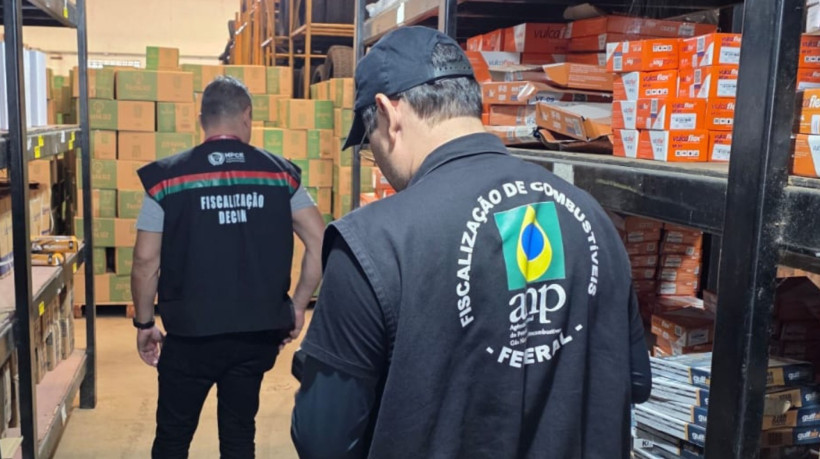 Centenas de litros de óleo lubrificante falsificado para uso em motocicletas foram apreendidos em Aquiraz, no Ceará, em ação do Decon com a ANP