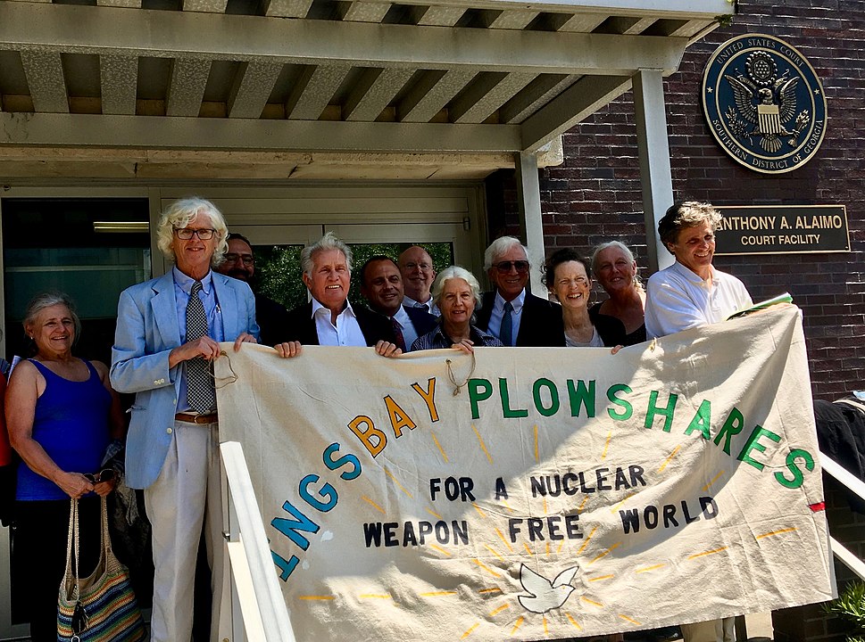 Famoso por diversos papéis importantes, Martin Sheen (segundo na foto) também tem uma ficha corrida na polícia. Já foi preso cerca de 70 vezes. No entanto, nunca cometeu crime. Sempre foi detido por causa do seu ativismo social.