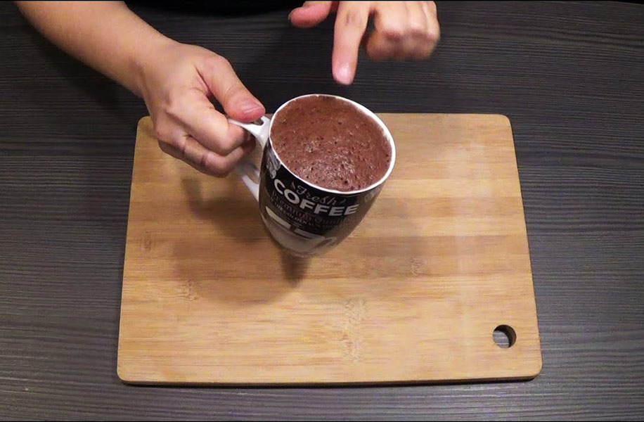 Bolo de caneca - Além do clássico sabor chocolate, na urgência de preparar o café da manhã, pode-se optar por um bolo de caneca mais saudável de aveia e banana amassada sem perder a praticidade. 