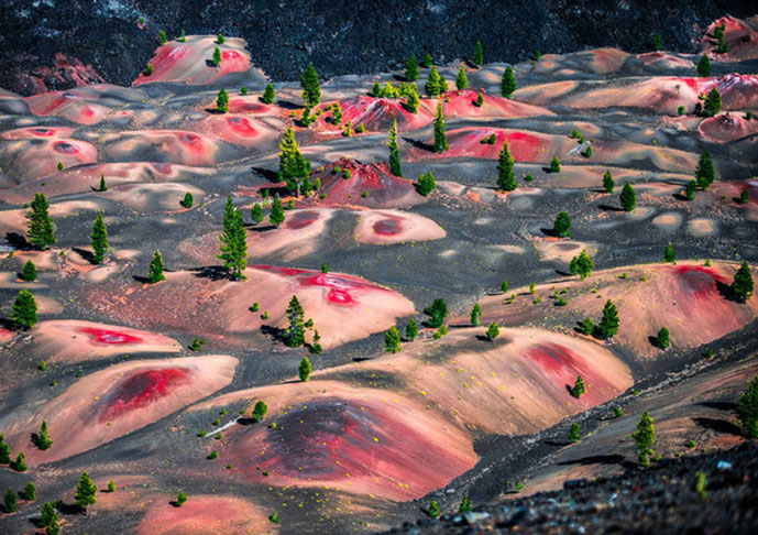 Dunas da Califórnia (EUA) - Ficam no Parque Nacional Vulcânico de Lassen e formam um campo de pedras-pomes multicoloridas, formadas pela oxidação de cinzas vulcânicas expelidas há centenas de anos. 