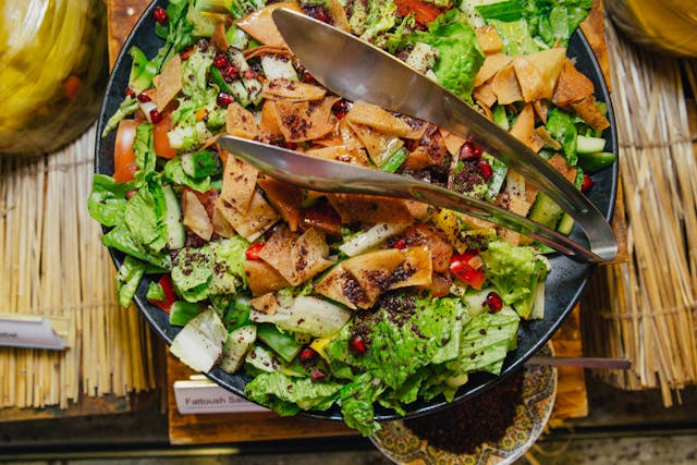 Fattoush (Líbano e Síria) – Salada com pão árabe torrado, verduras frescas e molho cítrico de romã ou limão.
