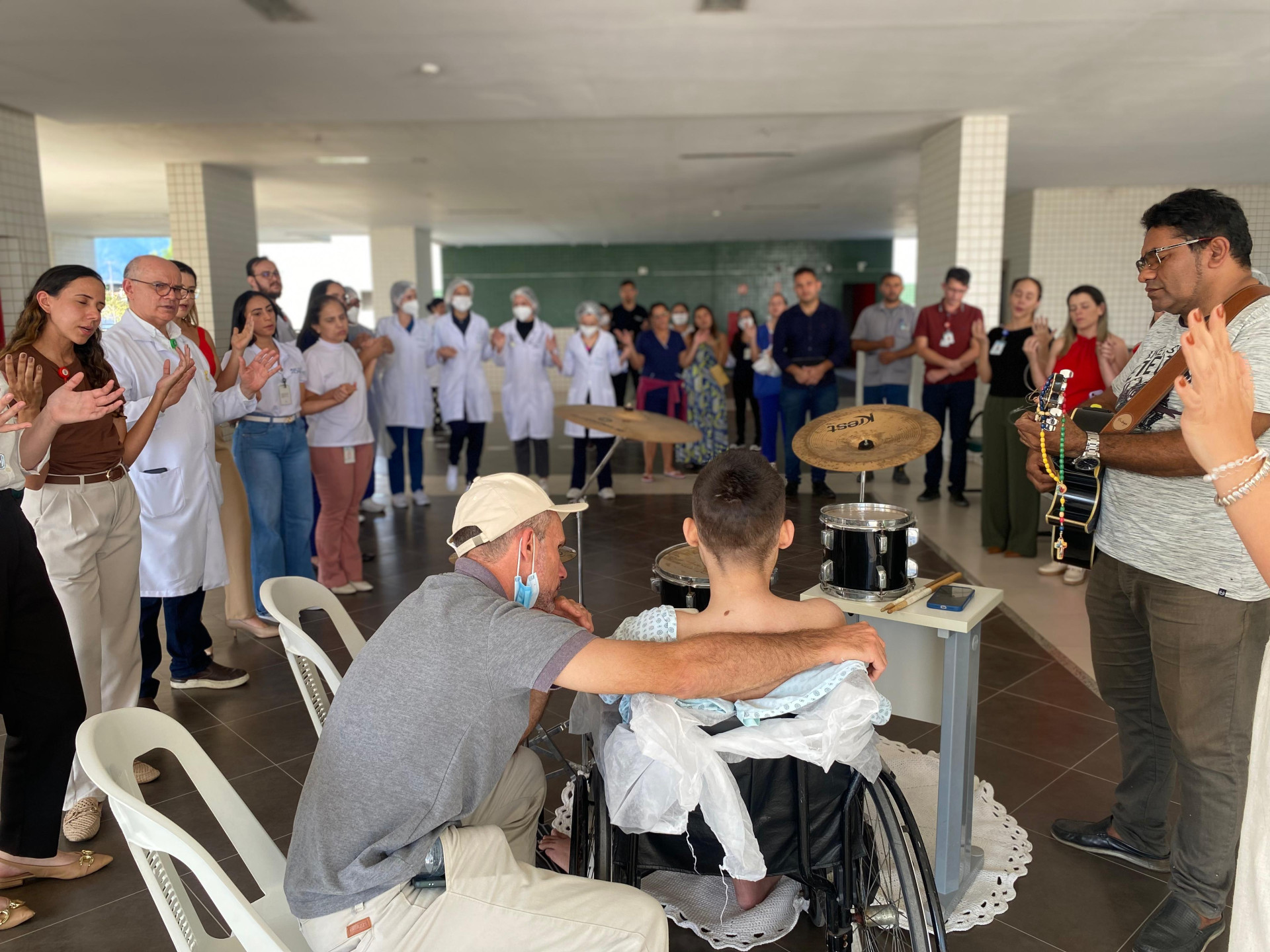 Jovem realiza sonho de tocar bateria durante internação de 2 meses em hospital de Sobral 