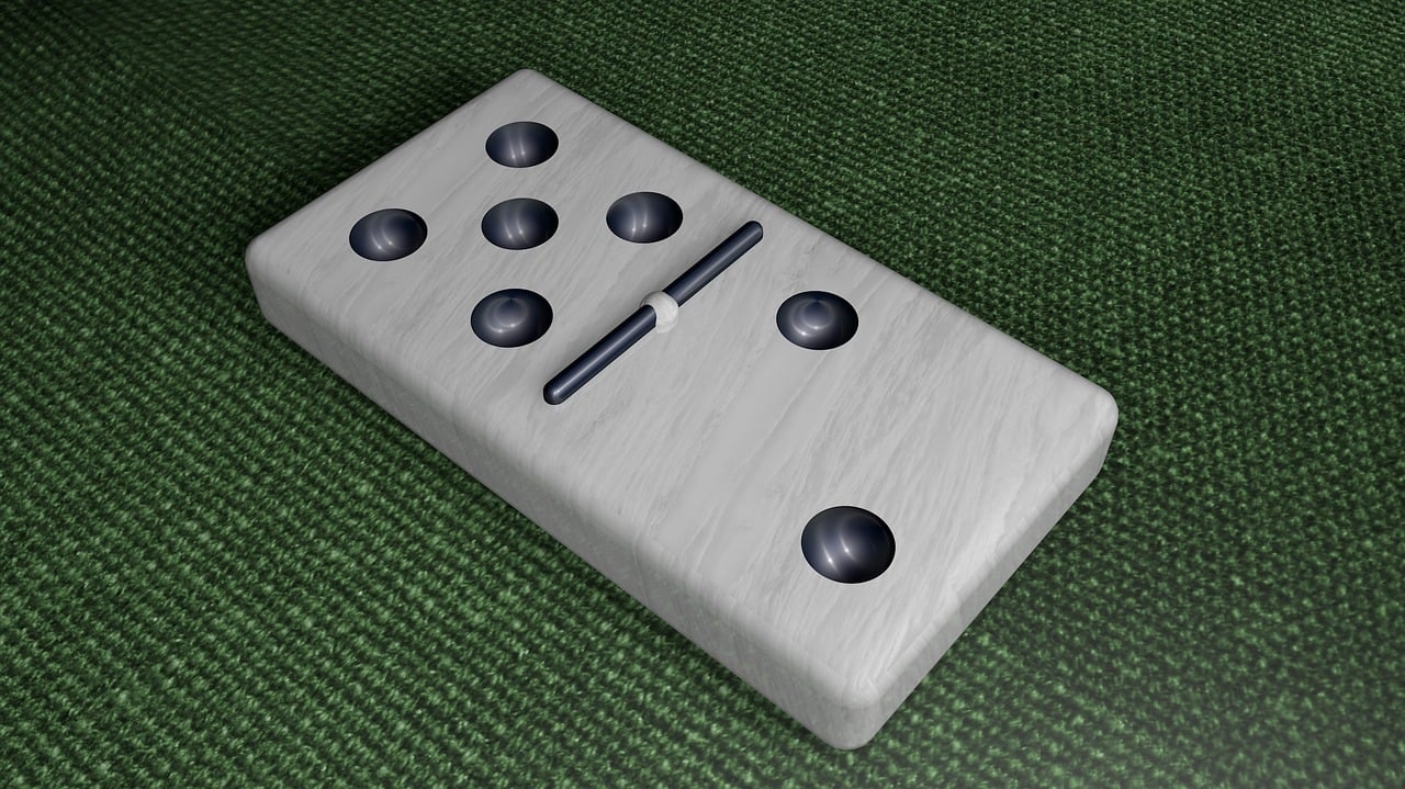 Além dessa versão básica, existem variações, como o dominó de números, o dominó de bloqueio e o dominó mexicano, com regras ligeiramente diferentes, mas com o mesmo objetivo de desafiar os jogadores a usarem estratégia e raciocínio.