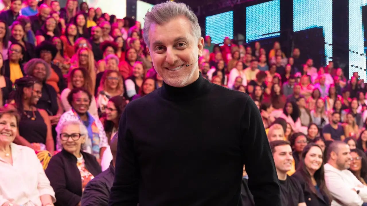 De presente de aniversário, Huck pediu em suas redes sociais ajuda financeira para Maria Stephanie, de 23 anos e mãe de quadrigêmeos, - três meninos e uma menina. No vídeo, Huck contou que a baiana, já mãe de uma criança de seis anos, tentou arrecadar ajuda por meio de uma vaquinha online, mas não teve sucesso. 