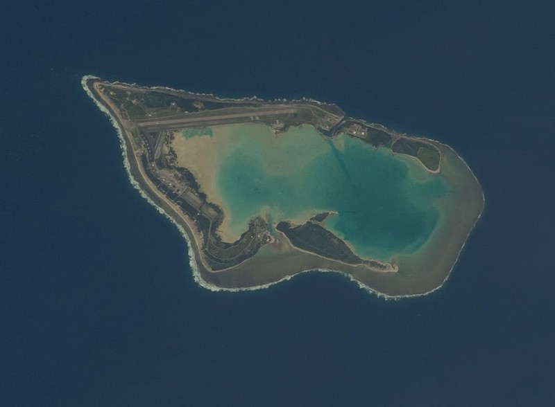Ilha Wake – Pequena ilha de 7,4 km² no Pacífico, sem população fixa, usada como base militar e aérea dos Estados Unidos. Foi ocupada pelos japoneses na Segunda Guerra Mundial. Atualmente, é controlada pela Força Aérea americana e usada para testes de defesa.
