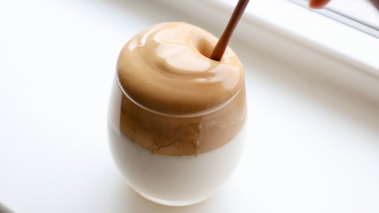 Café Dalgona - Essa receita, que virou febre nas redes sociais trata-se de uma espuma brilhante de café feita com o produto solúvel em pó, açúcar e água quente batidos na batedeira ou à mão. Pode ser servida quente sobre o café preto tradicional ou fria com leite e gelo.