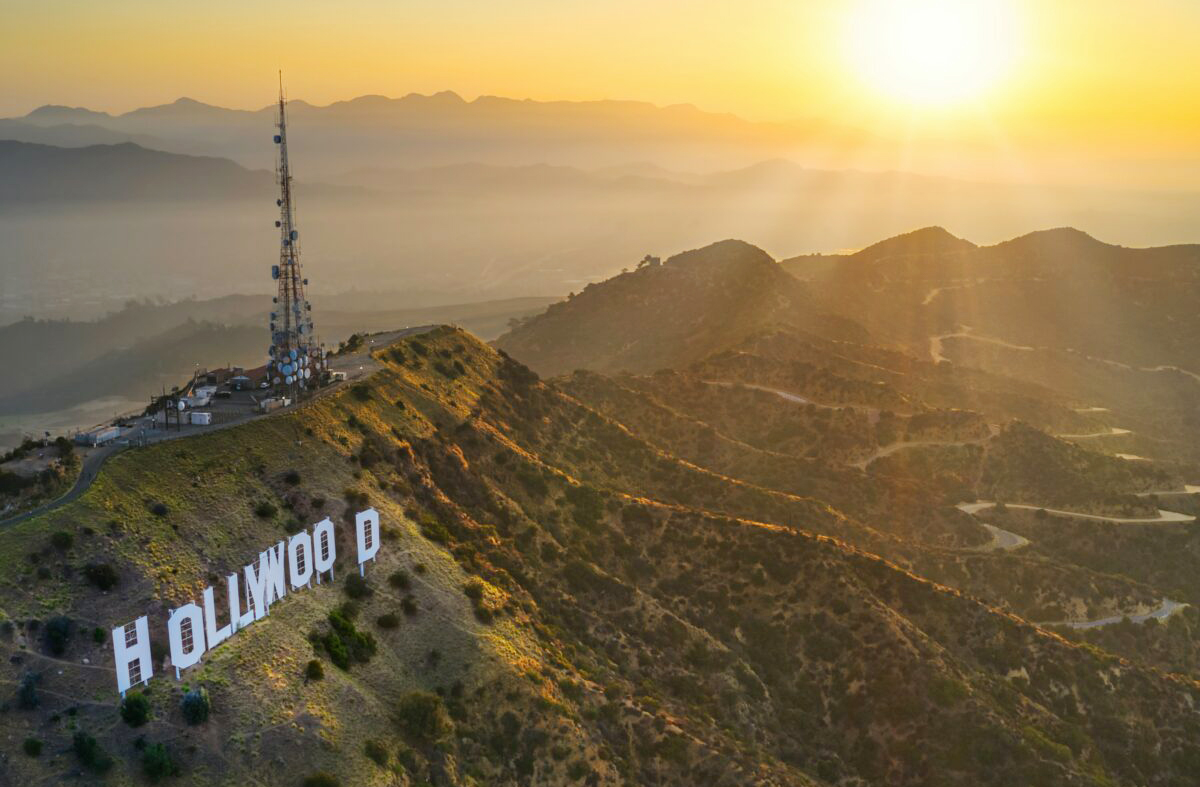 E como não falar dos letreiros de Hollywood? Simplesmente um dos símbolos mais reconhecíveis do mundo, localizado nas colinas de Los Angeles, com vista panorâmica da cidade. Mais que um ponto turístico, o letreiro representa o sonho de milhares de artistas e a magia da indústria cinematográfica.