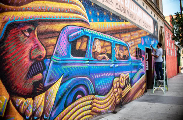 A cidade abriga comunidades de todo o mundo com mais de 180 idiomas falados, o que a torna uma das mais diversas do planeta. Isso também se reflete em arte. Um dos atrativos de lá são os murais coloridos e expressivos, especialmente em bairros como Echo Park e Boyle Heights.