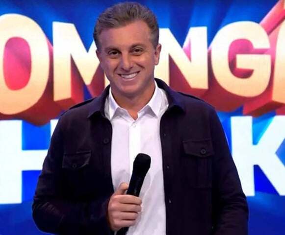 Um dos maiores apresentadores do Brasil, Luciano Huck celebrou seus 54 anos em 3 de setembro com uma festa luxuosa em sua casa na Zona Sul do Rio de Janeiro. Além, é claro, de sua esposa Angélica e os três filhos do casal, o evento reuniu uma constelação de famosos. 
