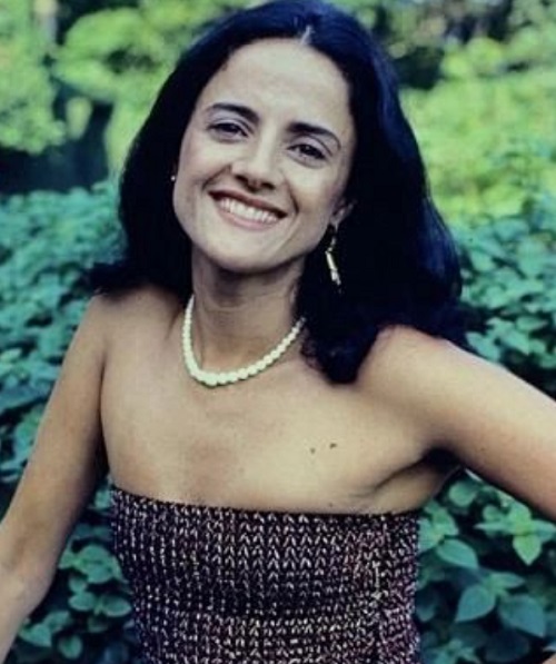 Esse período fora do país influenciou profundamente sua arte, refletindo em suas escolhas profissionais e, especialmente, em seus papéis.