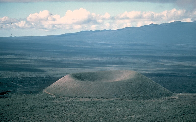 Uma grande trilha para caminhada leva ao topo do vulcão Cinder Cone de 200 metros de altura. 
