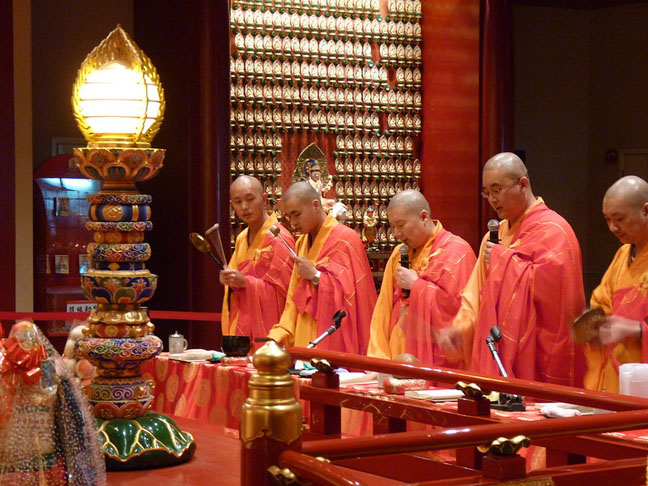 Os monges renunciam à vida secular, dedicam-se à meditação e cultivam as chamadas paramitas, perfeições do ser: generosidade, sabedoria, serenidade, honestidade e esforço, entre outras virtudes. 