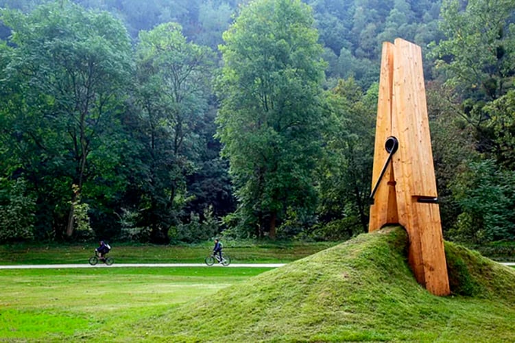 Imagine uma escultura que reproduz um pregador gigante prendendo o terreno em que se encontra. Pois é esta a estátua que se destaca e atrai visitantes no Parque Chaudfontaine, na Bélgica. A escultura do artista turco mehmet Ali Uysal parece prender a grama. Veja outros exemplos de trabalhos criativos que viraram atração turística. 