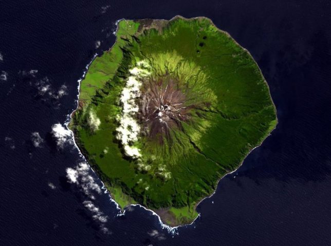 O arquipélago consiste em quatro ilhas principais, sendo Tristão da Cunha a maior delas. A população é pequena, com menos de 300 habitantes. A região é famosa por sua geologia vulcânica e paisagens impressionantes, incluindo o vulcão ativo chamado Queen Mary's Peak.