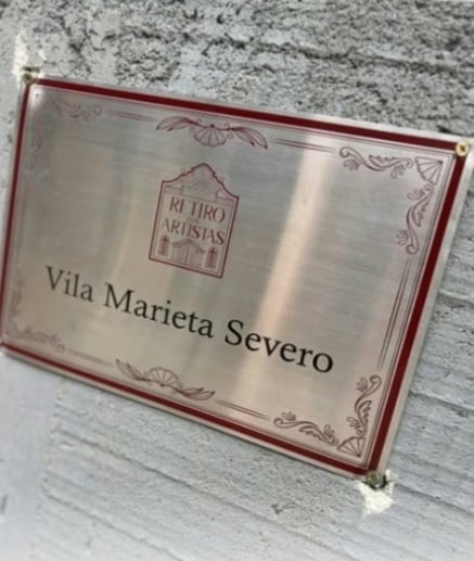 A atriz Marieta Severo é tão querida na instituição que, em junho de 2025, ela deu nome a uma vila que fica dentro do Retiro. Isso ocorreu após a doação de material para a construção de novas casas no Retiro, contribuindo para o ingresso de artistas que estavam sem espaço. 