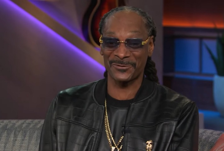 Com 21 faixas, “Iz It a Crime?” reúne uma série de convidados especiais. Há participações de artistas como Charlie Bereal, Jane Handcock, Pharrell Williams, Sexyy Red, Wiz Khalifa e October London.
