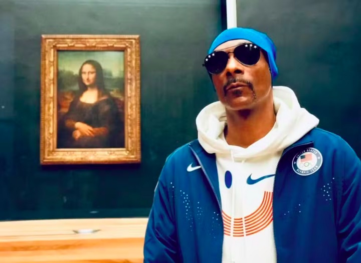 Em outro momento, Snoop Dogg visitou o famoso Museu do Louvre, de Paris, e tirou uma selfie ao lado do quadro mais famoso do mundo: Acabei de descobrir que sou irmão gêmeo de Mona Lisa — Tony Lisa, escreveu na legenda.