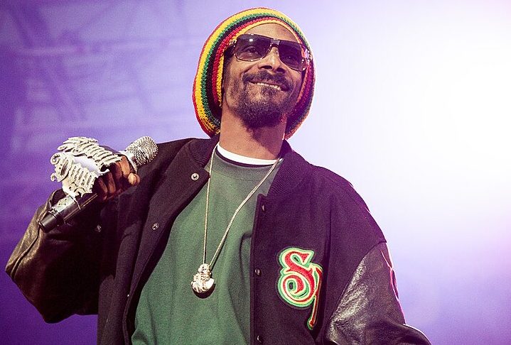 Snoop Dogg comentou sobre a polêmica envolvendo suas respostas às perguntas feitas por seu neto sobre a relação afetiva de duas mulheres retratado no filme 