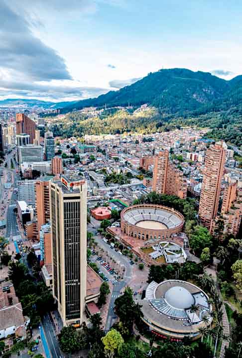 Bogotá, a capital, possui pontos de referência da era colonial, como a sala de espetáculos de estilo neoclássico, Teatro Colón, e a Iglesia de San Francisco, do século XVII. Além de museus populares, incluindo o Museo Botero, que exibe arte de Fernando Botero, e o Museo del Oro, que exibe peças em ouro pré-colombianas. 