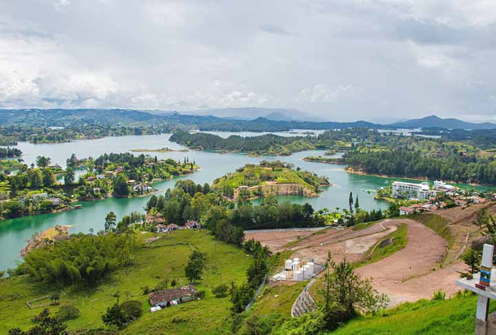 A cidade mais colorida da Colômbia, Guatapé é uma espécie de Búzios, com ilhas. O local é merecidamente famoso por duas atrações: os zócalos e a Piedra del Peñol. É chamada de “Pueblo de Zócalos”, um apelido justificado porque todas as casinhas do centro histórico têm pinturas coloridas nas fachadas.