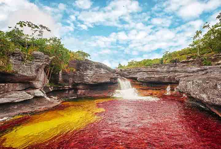 Considerado por muitos como “o rio mais bonito do mundo”, Caño Cristales, também conhecido como o “Rio de 5 Cores”, no município de La Macarena. A mistura de cores acontece nas transições das estações seca e chuvosa e conta com a presença de plantas e algas. 
