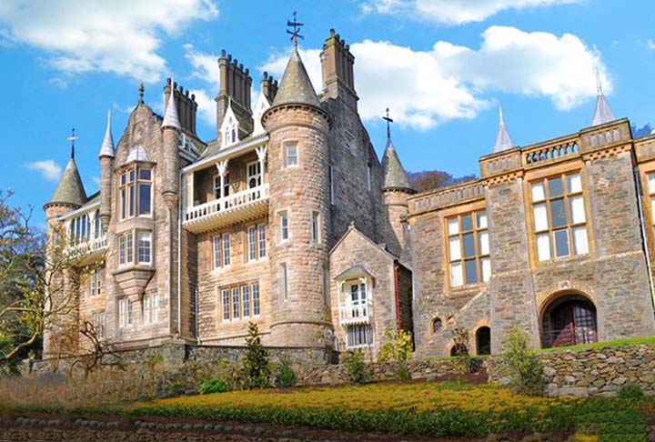 Além da curiosidade pelo nome gigantesco, os turistas podem conhecer pontos históricos, como este castelo celta. 