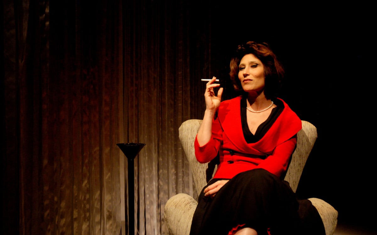 Beth Goulart celebra 50 anos de carreira com o monólogo Simplesmente eu, Clarice Lispector, em cartaz no Teatro Fashion Mall, no Rio de Janeiro, até 8 de outubro, de sexta a domingo. No espetáculo, ela dá vida à escritora e a quatro de suas personagens, além de assinar a direção e concepção da peça.