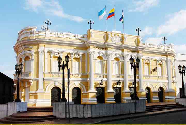 Teatro Municipal Enrique Buenaventura tem estilo clássico italiano e é adornado por múltiplas obras de artistas nacionais e estrangeiros. O Salão Principal do teatro tem capacidade para 1018 espectadores. Desde a sua criação, teve em seu teto afrescos feitos pelo pintor bogotano formado na Itália Mauricio Ramelli Andreani, o mesmo que pintou os afrescos da Igreja de São Francisco. 