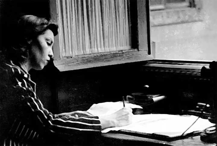 Entre 1943 e 1959, Clarice Lispector foi casada com o diplomata Maury Gurgel Valente e viveu fora do Brasil, retornando ao Rio de Janeiro após a separação.
