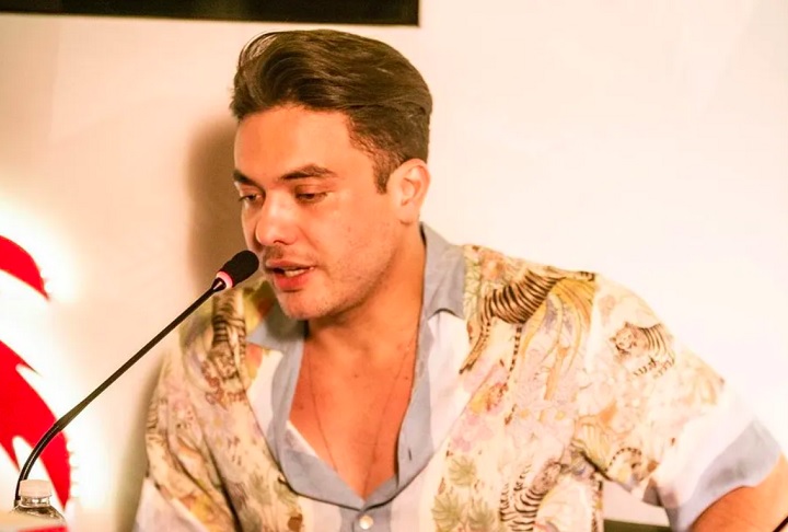 Em setembro daquele ano, durante uma apresentação em Natal, no Rio Grande do Norte, Safadão afirmou que estava enfrentando um período difícil e que estava há três dias sem conseguir descansar adequadamente.