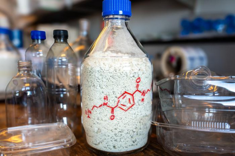 O material Baeta é feito a partir da reciclagem de resíduos plásticos PET(Foto: Max Emil Madsen, University of Copenhagen)