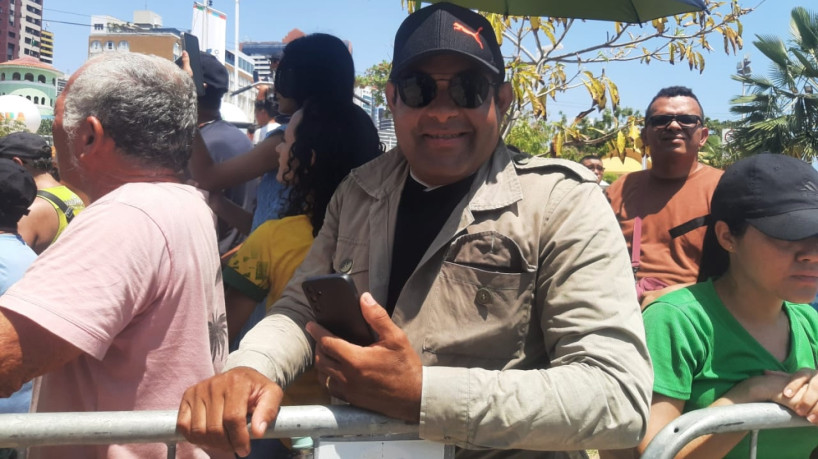 Edmilson Araújo chegou às 8h30min para assistir, pela primeira vez, ao desfile de 7 de Setembro em Fortaleza