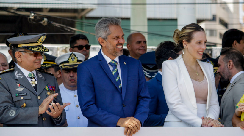 Governador Elmano de Freitas acompanhou celebração do 7 de Setembro na avenida Beira Mar, em Fortaleza, e defendeu respeito pelas instituições