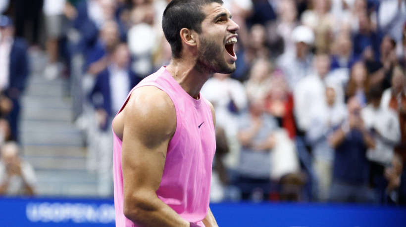 Carlos Alcaraz comemora vitória sobre Jannik Sinner na final do US Open