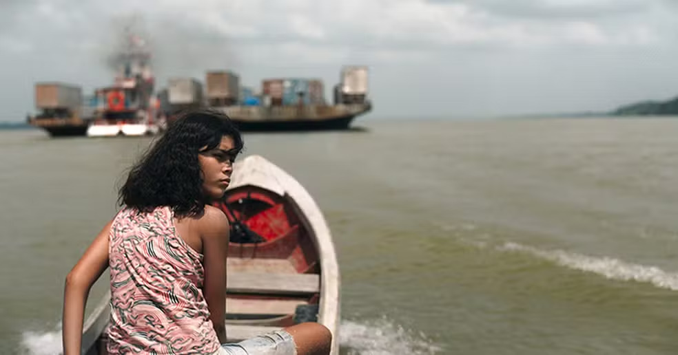 Manas acompanha Marcielle, jovem de 13 anos da Ilha do Marajó, que enfrenta um ciclo de violência familiar. No elenco estão Dira Paes, Fátima Macedo, Rômulo Braga e atores locais, inspirados em casos reais de exploração infantil no rio Tajapuru.