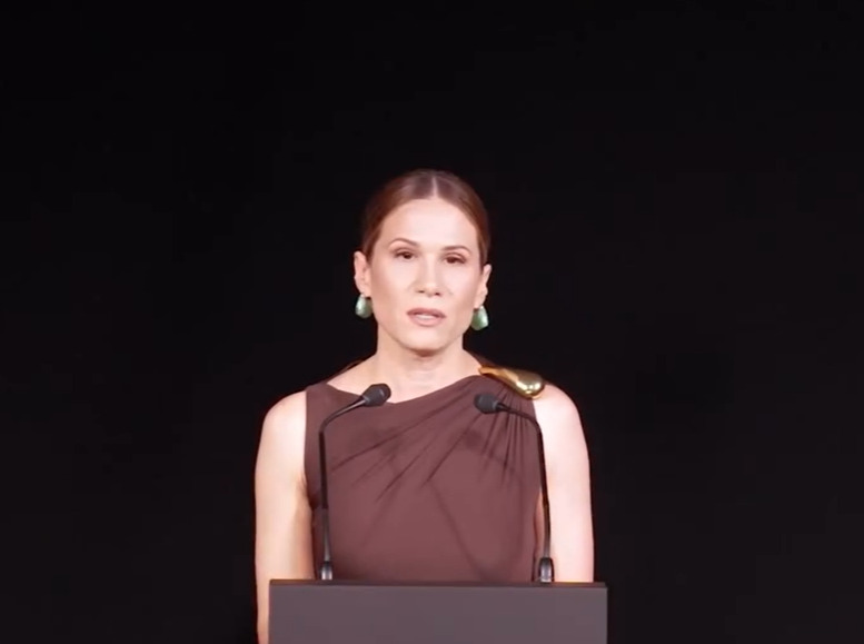 Penn conheceu Brennand em Cannes, em 2024, quando ela ganhou o prêmio Women in Motion Emerging Talent Award. O ator se aproximou após seu discurso sobre dar voz a mulheres e crianças silenciadas.