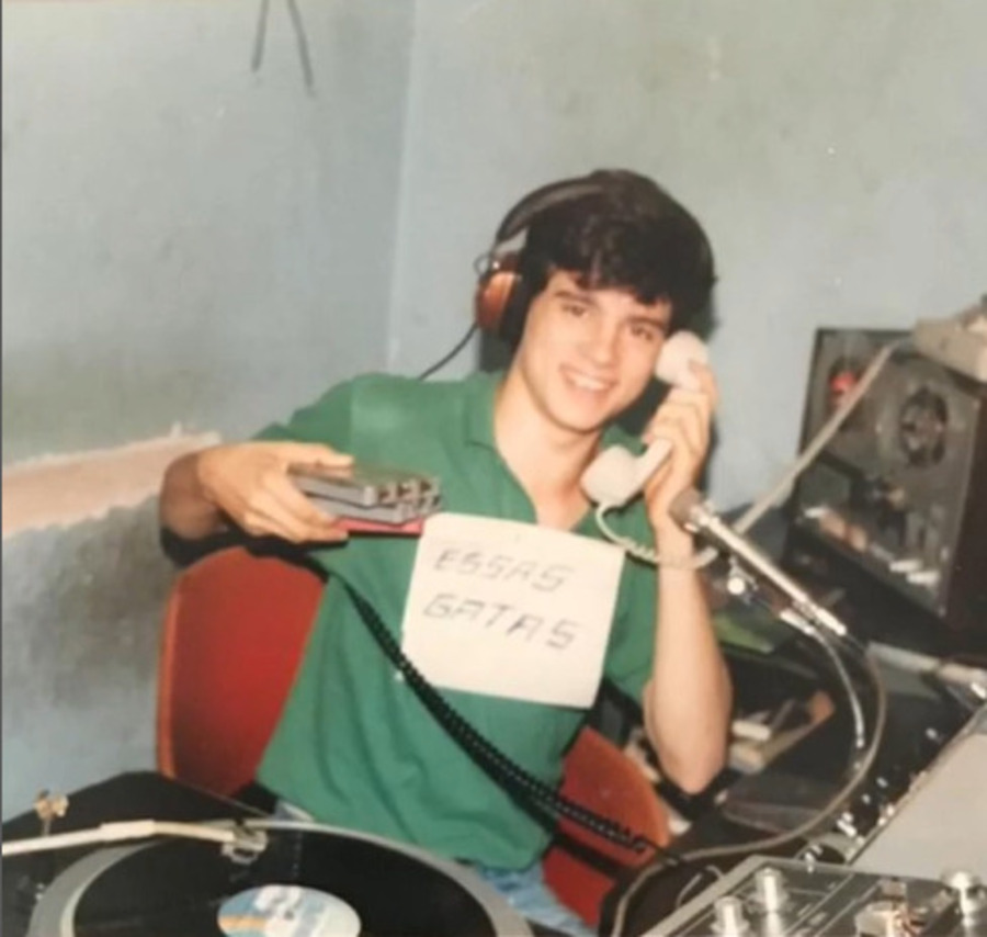 Ele iniciou a carreira no rádio em 1984 e passou por estações do Paraná, Minas Gerais, Mato Grosso do Sul e São Paulo.


